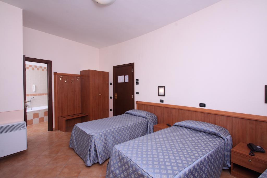 Hotel Ristorante La Bilancia Loreto Aprutino Zimmer foto