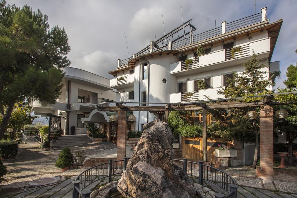 Hotel Ristorante La Bilancia Loreto Aprutino Exterior foto