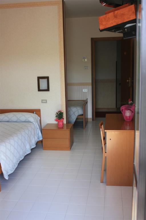 Hotel Ristorante La Bilancia Loreto Aprutino Zimmer foto